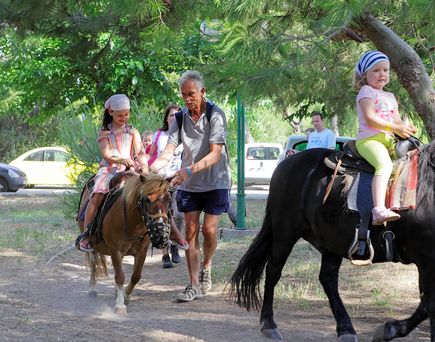 allsun Hotels. Kinder reiten auf Ponys 