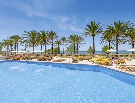 allsun Hotels. Schöner Pool mit Blick auf Meer und Palmen 
