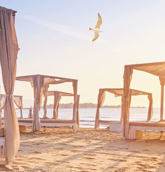 Bulgarien. Balibetten im Sonneuntergang am Strand 