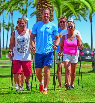 allsun Hotels. Gruppe macht Nordic Walking 