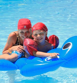 allsun Hotels. Kind und Frau im Pool mit Luftmatratze 
