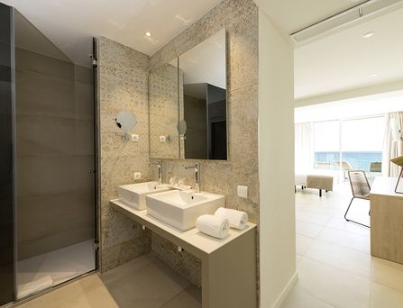 allsun Hotels. Modernes offenes Badezimmer 