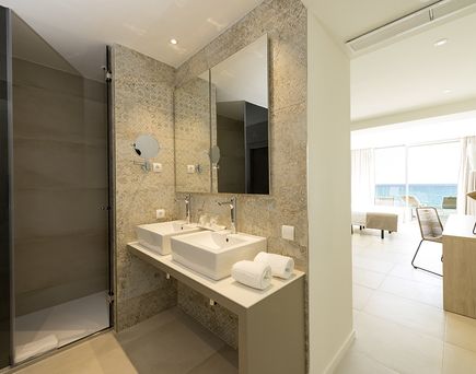 allsun Hotels. Modernes offenes Badezimmer 