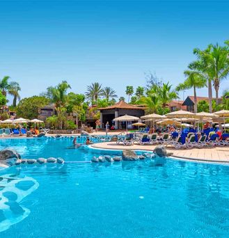 allsun Hotels. Poollandschaft mit Palmen 