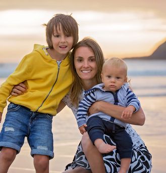 Kanaren. Familie am Strand bei Sonneuntergang 