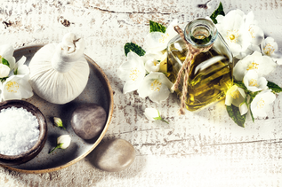 Massageöl, Blüten und Steine