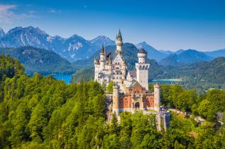 Altes Schloss vor den Bergen in der Natur 