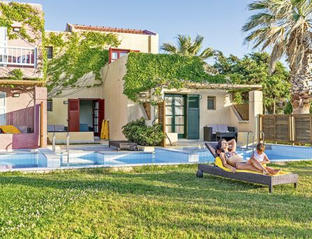 allsun Hotels. Mutter und Kind liegen auf einer Liege 