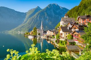Uriges Dorf in den Bergen Österreichs mit am See 