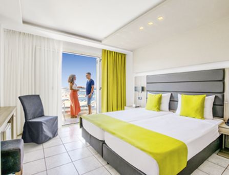 allsun Hotels. Modern eingerichtetes Zimmer 