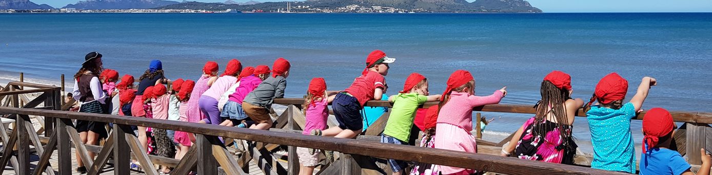 alltours - Kinderanimation - Kinder mit Piratentüchern am Strand