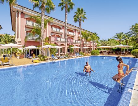 allsun Hotels. Paar schwimmt im Pool 