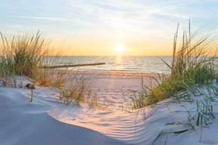 Ostseeküste Polen mit Sonnenuntergang über dem Meer. 