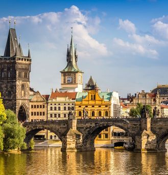 Schöner Blick auf eine Brücke und ein Dorf in Tschechien 
