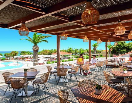 allsun Hotels. Moderne Terrasse mit Blick auf Pool 