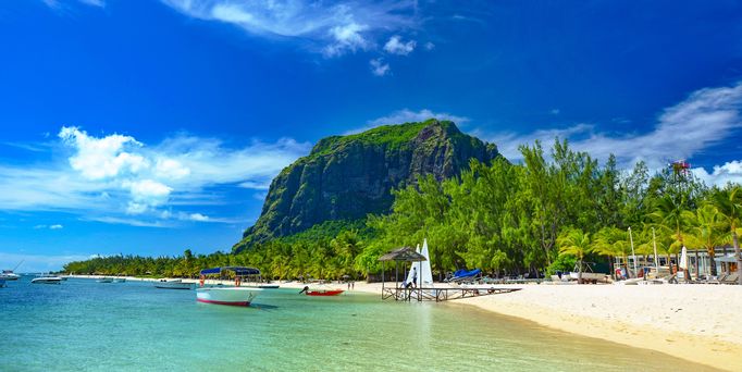 Strand Mauritius Berg im Hintergrund