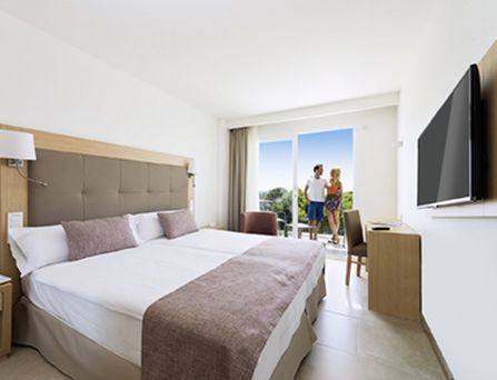 allsun Hotels. Modern eingerichtetes Zimmer mit Paar auf dem Balkon 