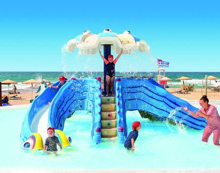 allsun Hotel. Kinder spielen im Kinderpool 