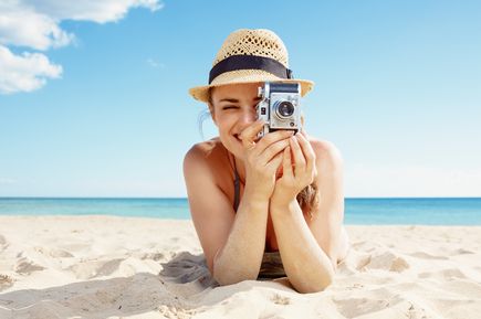 alltours - Frau am Strand