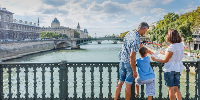 Familienurlaub. Familie betrachtet einen schönen Fluss 