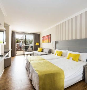 allsun Hotels. Modern eingerichtetes Zimmer 