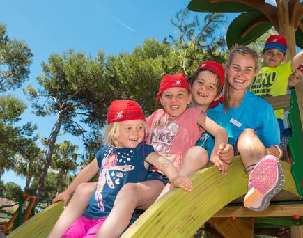 alltours - Kinderanimation - Kinderanimateur und Kind auf Rutsche