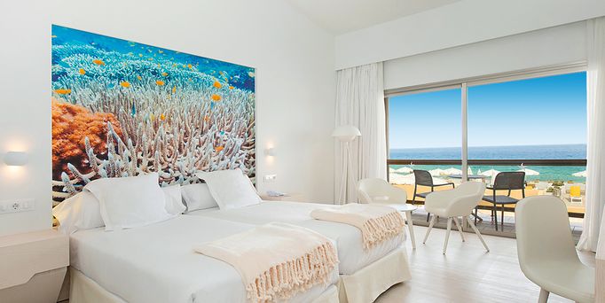 Zimmer im Hotel weiß mit Meerblick