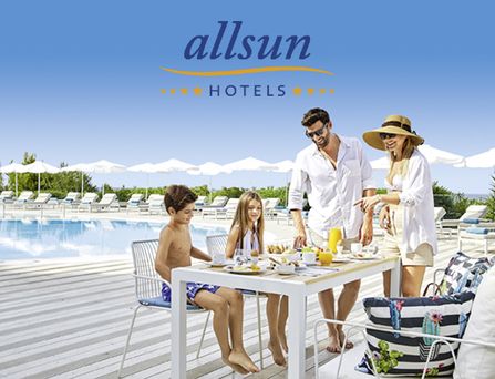 allsun Hotels. Familie frühstückt am Pool 