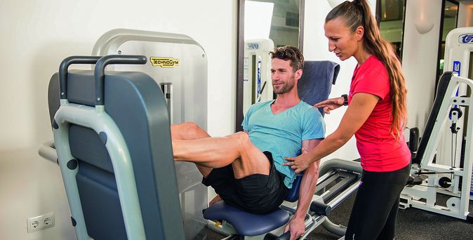 allsun Hotels. Coach hilt Mann beim Training 