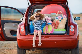 Familie mit Auto 