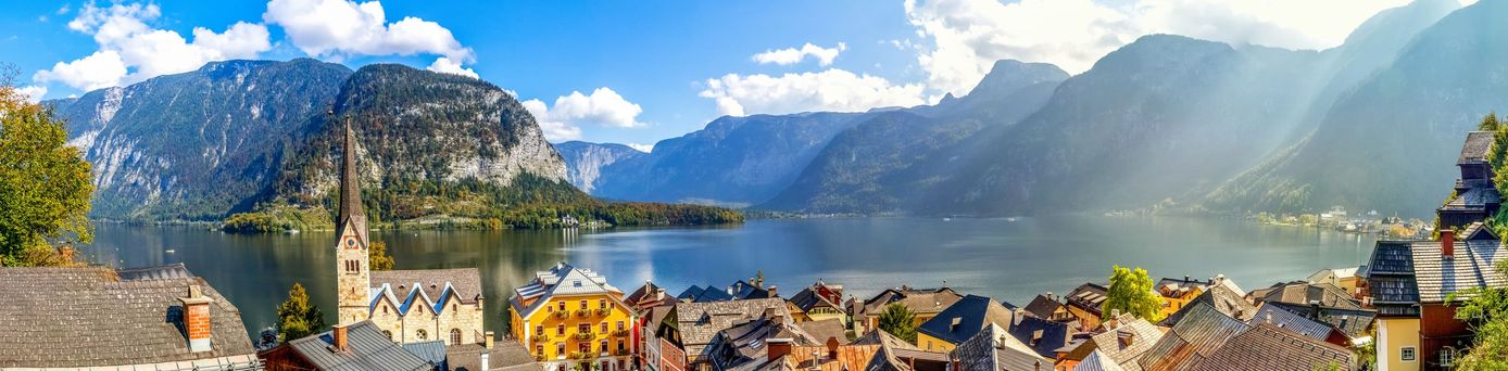 Österreichisches Dorf vor einem schönen See in den Bergen 