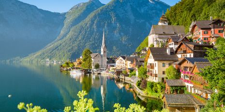 Uriges Dorf in den Bergen Österreichs mit am See 