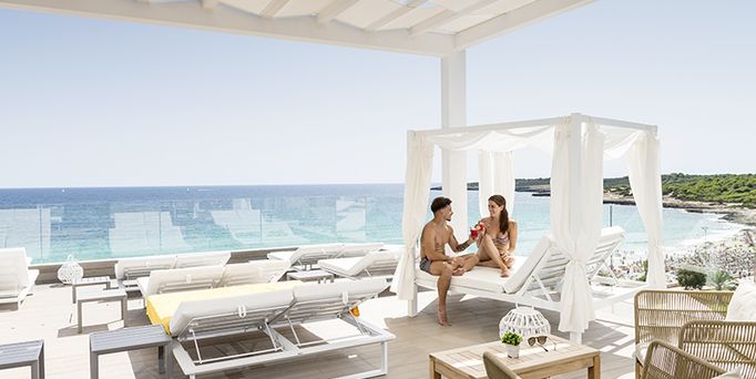 allsun Hotel. Paar stoßt auf Balibett an 