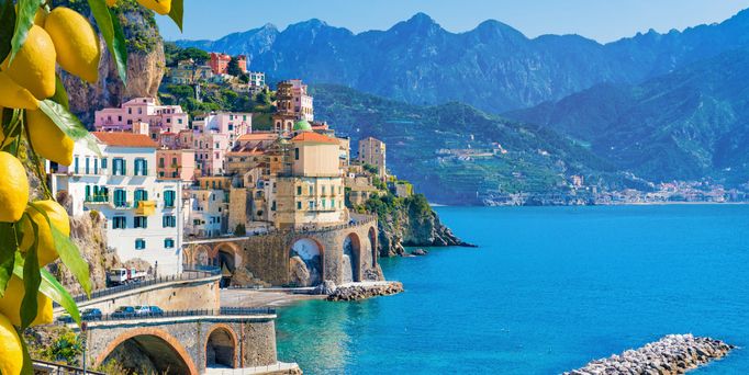 Schönes Dorf am Meer und den Bergen in Italien 
