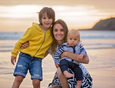 Kanaren. Familie am Strand bei Sonneuntergang 