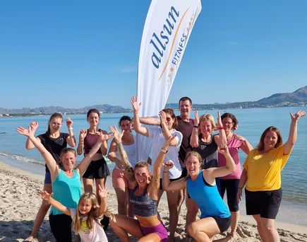 allsun Hotels. Gruppe macht Nordic Walking 