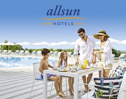 allsun Hotels. Familie frühstückt am Pool 
