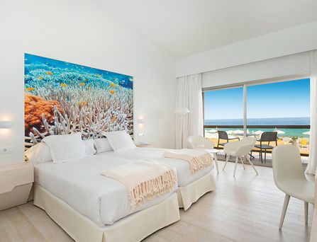 Zimmer im Hotel weiß mit Meerblick